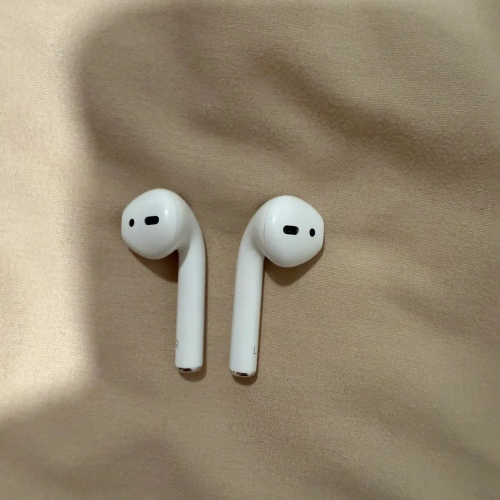 Apple White Wireless Earbuds with Charging Case